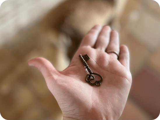 Photo d'une clé dans une main
