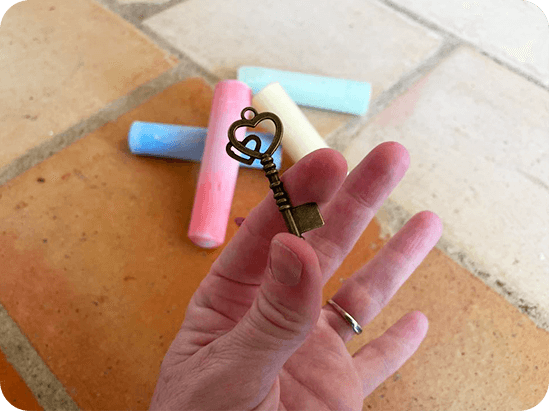 Photo d'une clé dans une main