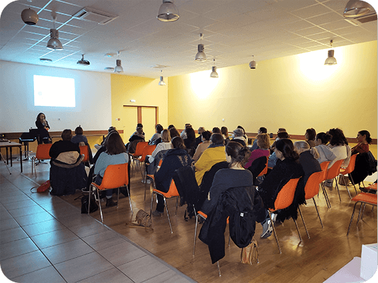 Photo d'une salle de conférence Éducap+