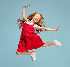 Petite fille qui saute