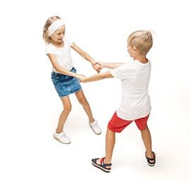 Couple d'enfants qui danse