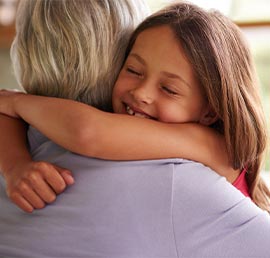 Petite fille faisant un câlin à sa grand-mère