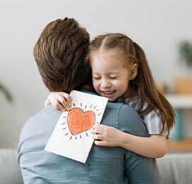 Petite fille faisant un câlin à son papa