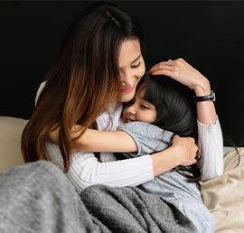 Petite fille faisant un câlin à sa maman