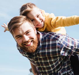 Père et fils faisant l'avion