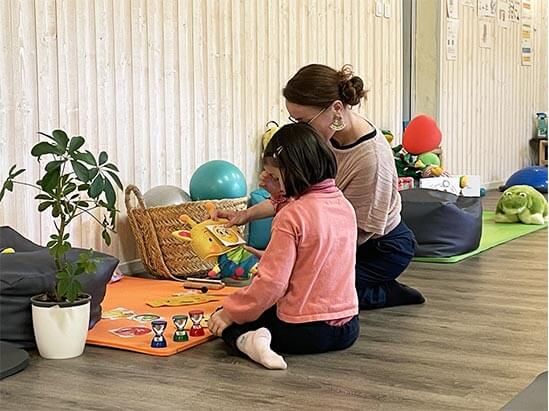 Photo de Laëtitia Rouchet avec une petite fille