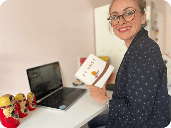 Laetitia ROUCHET tenant un livre dans ses mains