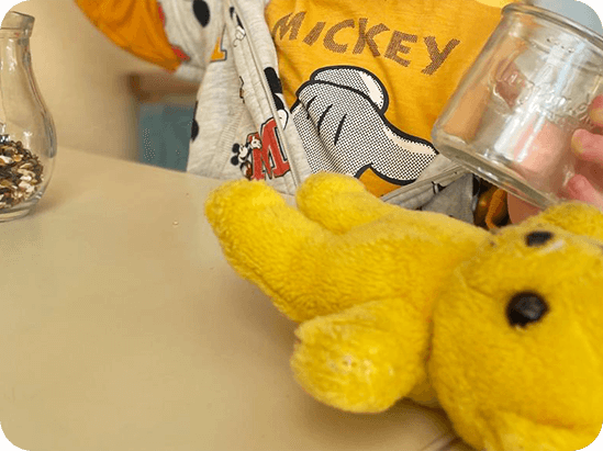 Enfant jouant avec une peluche