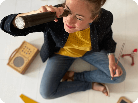 Laetitia Rouchet tenant une longue vue