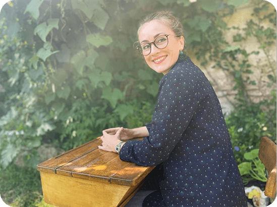 Laetitia ROUCHET assise sur un bureau
