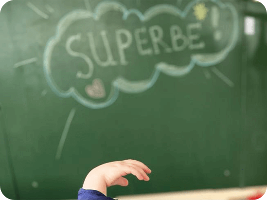 Main d'enfant devant un tableau
