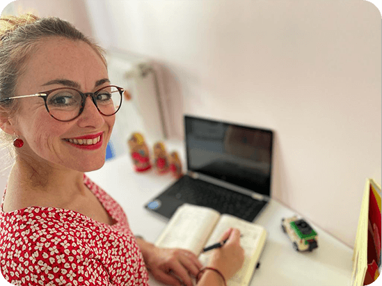 Laetitia Rouchet prenant des notes